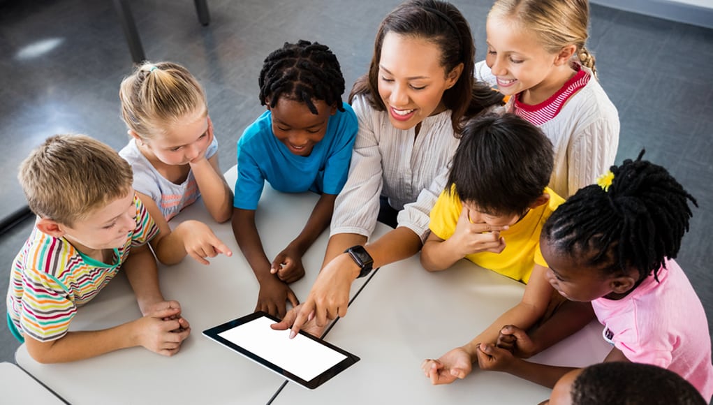 Teacher-using-app-on-a-tablet-with-students-feature-image